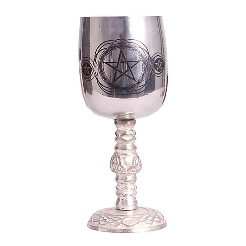 Ritualkelch mit Pentagramm  Ein stilvoller Ritualkelch mit eingraviertem Pentagramm-Symbol, gefertigt aus  Edelstahl mit einem stabilen Aluminiumfuß. Ideal für magische Rituale, Altargestaltung oder als kraftvolles Symbol deiner spirituellen Praxis. Das Pentagramm steht für die Verbindung der fünf Elemente – Erde, Wasser, Feuer, Luft und Geist – und dient als Zeichen für Schutz, Harmonie und spirituelle Ausrichtung.