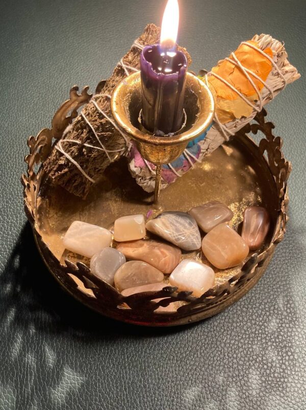 Mondstein – Intuition, Sanftheit & innere Balance Der Mondstein ist ein faszinierender Feldspat mit perlmuttartigem Schimmer, der je nach Lichteinfall in sanften Tönen von bläulich über beige bis hin zu grünlich oder schwarz schimmern kann.