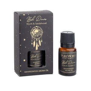 Aromaöl – Boho Dreams Wärme – Kreativität – Tiefe Das handgefertigte Aromaöl Boho Dreams verleiht jedem Raum eine warme, kreative und inspirierende Atmosphäre. Der erdige Duft von Myrrhe vereint sich mit dem sanften, holzigen Aroma von Sandelholz zu einer harmonischen Mischung, die Ruhe, Geborgenheit und kreative Energie fördert.