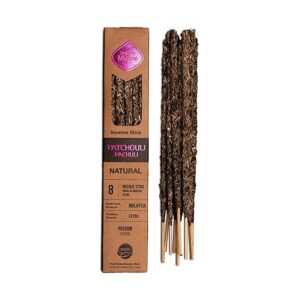 Sagrada Madre – Natürliches Räucherwerk Patchouli Liebe – Erdung – Wohlstand Die handgefertigten Patchouli-Räucherstäbchen von Sagrada Madre sind bekannt für ihr reiches, erdiges Aroma, das eine wärmende, beruhigende und ausgleichende Atmosphäre schafft. Patchouli gilt seit jeher als Symbol für Liebe, Sinnlichkeit und Fülle – perfekt für Rituale, Meditation oder als Begleiter für Momente der inneren Einkehr. Teil der nachhaltigen Natur-Räucherlinie von Sagrada Madre, gefertigt aus natürlichen Inhaltsstoffen und ohne synthetische Zusätze.