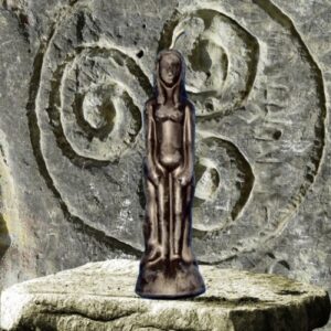 Figurenkerze – Frau schwarz Für Schutz, Abwehr & energetische Klärung Diese schwarze Figurenkerze in Frauenform wird in der Ritualmagie verwendet, um negative Energien abzuwehren und Schutz aufzubauen. Sie eignet sich besonders für Rituale, die sich auf eine weibliche Person beziehen – sei es zum Schutz, zur energetischen Reinigung oder zur bewussten Abgrenzung von belastenden Verbindungen. Die Farbe Schwarz steht in der spirituellen Arbeit für Stabilität, Bannung und energetische Stärke. Sie unterstützt dich dabei, dich von Fremdenergien zu lösen und deinen Raum zu klären.