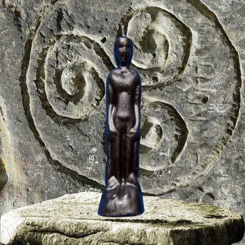 Figurenkerze – Mann schwarz Für Schutz, Abgrenzung & energetische Reinigung Diese schwarze Figurenkerze in Männerform wird in der Ritualarbeit verwendet, um negative Energien, belastende Verbindungen oder Fremdeinflüsse zu entfernen. Sie eignet sich besonders für Rituale, bei denen es darum geht, sich energetisch von einer Person bzw. von negativen Energien zu lösen oder sich vor äußeren Einflüssen zu schützen. Die Farbe Schwarz steht in der Magie für Schutz, Bannung und Stabilität – sie unterstützt das Loslassen und die energetische Abgrenzung.