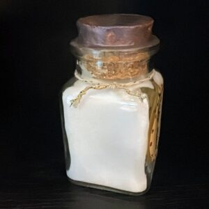 Magisches Salz im Glas (6 × 6 cm), rituell aktiviert – zieht Negativität an & reinigt Räume tief. 1–2 Wochen liegen lassen. Nicht essbar.