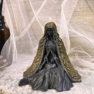 Schwarze Figurenkerze (Frau), ca. 8 x 8 x 8cm cm. Für Rituale zum Schutz und zur Abwehr negativer Energien. Mit passendem Öl verwenden.