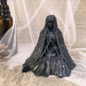 Schwarze Figurenkerze (Frau), ca. 8 x 8 x 8cm cm. Für Rituale zum Schutz und zur Abwehr negativer Energien. Mit passendem Öl verwenden.