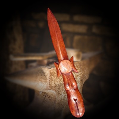 Handgeschnitzter Ritualdolch aus Holz. Symbol für Luft, Klarheit & Geisteskraft. Ideal für Altäre & magische Kreisziehung. Jedes Stück ein Unikat.