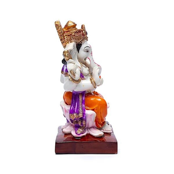 🙏 Ganesha-Statue sitzend – Mehrfarbig Schutz – Weisheit – Überwindung von Hindernissen Diese fein gearbeitete Ganesha-Figur aus Polyresin zeigt den hinduistischen Gott des Neuanfangs in seiner klassischen Darstellung: sitzend auf einem Lotusthron – einem Symbol für Reinheit, Weisheit und spirituelles Wachstum. Ganesha gilt als Beseitiger von Hindernissen und Schenker von Gelingen. Jedes seiner Attribute trägt eine tiefere Bedeutung