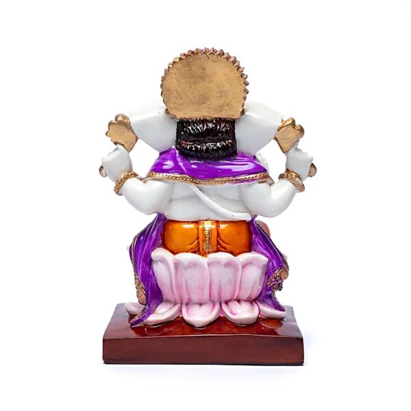 🙏 Ganesha-Statue sitzend – Mehrfarbig Schutz – Weisheit – Überwindung von Hindernissen Diese fein gearbeitete Ganesha-Figur aus Polyresin zeigt den hinduistischen Gott des Neuanfangs in seiner klassischen Darstellung: sitzend auf einem Lotusthron – einem Symbol für Reinheit, Weisheit und spirituelles Wachstum. Ganesha gilt als Beseitiger von Hindernissen und Schenker von Gelingen. Jedes seiner Attribute trägt eine tiefere Bedeutung