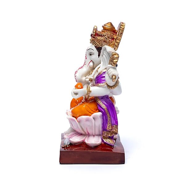 🙏 Ganesha-Statue sitzend – Mehrfarbig Schutz – Weisheit – Überwindung von Hindernissen Diese fein gearbeitete Ganesha-Figur aus Polyresin zeigt den hinduistischen Gott des Neuanfangs in seiner klassischen Darstellung: sitzend auf einem Lotusthron – einem Symbol für Reinheit, Weisheit und spirituelles Wachstum. Ganesha gilt als Beseitiger von Hindernissen und Schenker von Gelingen. Jedes seiner Attribute trägt eine tiefere Bedeutung