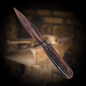 ⚔️ Runen-Dolch aus Holz Ritual – Schutz – Symbolkraft Dieser handgeschnitzte Dolch aus Holz ist ein symbolisches Werkzeug für rituelle und spirituelle Arbeiten. Am Griff sind nordische Runen eingraviert, die dem Dolch zusätzliche energetische Bedeutung verleihen. Ob für den Altar, magische Handlungen oder zur symbolischen Raumtrennung – dieser Dolch verbindet traditionelle Handwerkskunst mit spiritueller Tiefe.