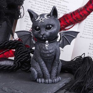 Malpuss – geflügelte okkulte Katzenfigur mit Pentagrammen & Schädeln. Handbemalt & einzigartig. Ein düster-süßes Sammlerstück für Hexen & Gothic-Fans.