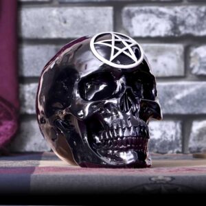 Detaillierter Pentagramm-Schädel aus Polyresin. Handbemalt & mystisch – perfekt für Altäre, Sammler & düstere Dekoration. Ein echter Blickfang.