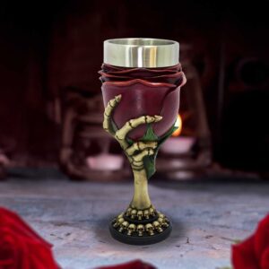 Düsterer Gothic-Kelch mit Rose & Skeletthand. Handbemalt aus Polyresin – ein Highlight für Sammler & Altar-Dekor. Nicht lebensmittelecht.